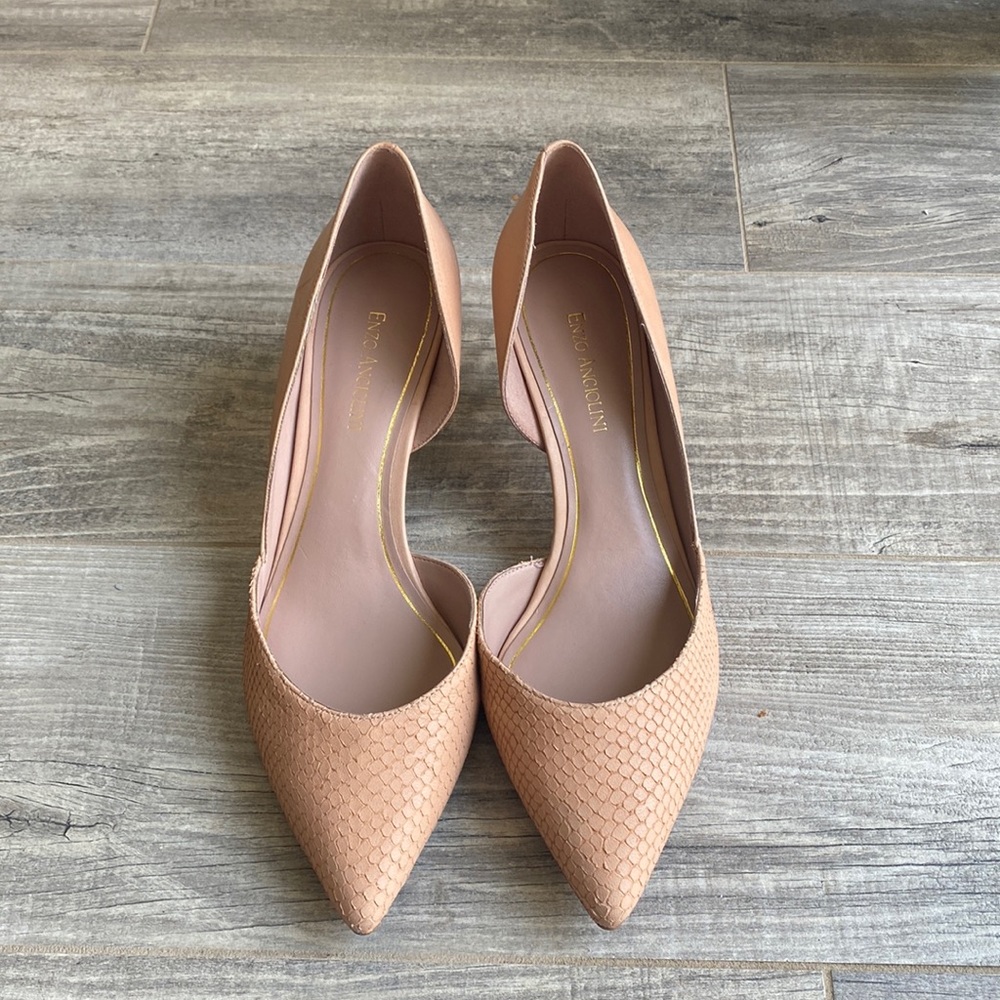 Enzo Angiolini Light Pink Kitten Heels Pumps. Shows slight wear.  Size 10